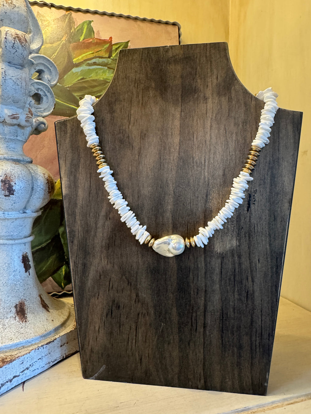 White Beaded Necklace with Pearl