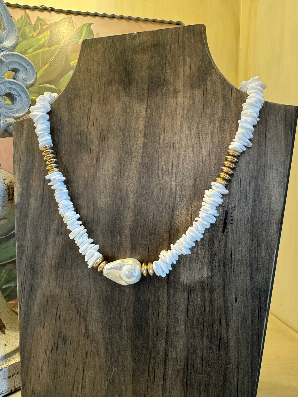 White Beaded Necklace with Pearl